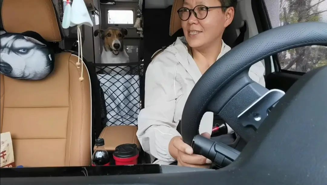 58歲的她，自駕房車旅居，一人兩犬，活成了自己喜歡的樣子